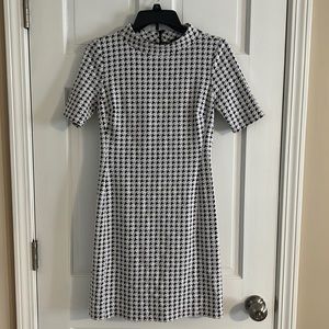 Women’s mock neck houndstooth sheath dress size 4.